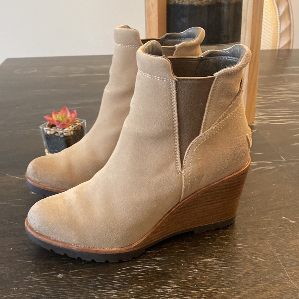 SOREL | After Hours Chelsea Tan Wedge Ankle Suede Boot women’s 8